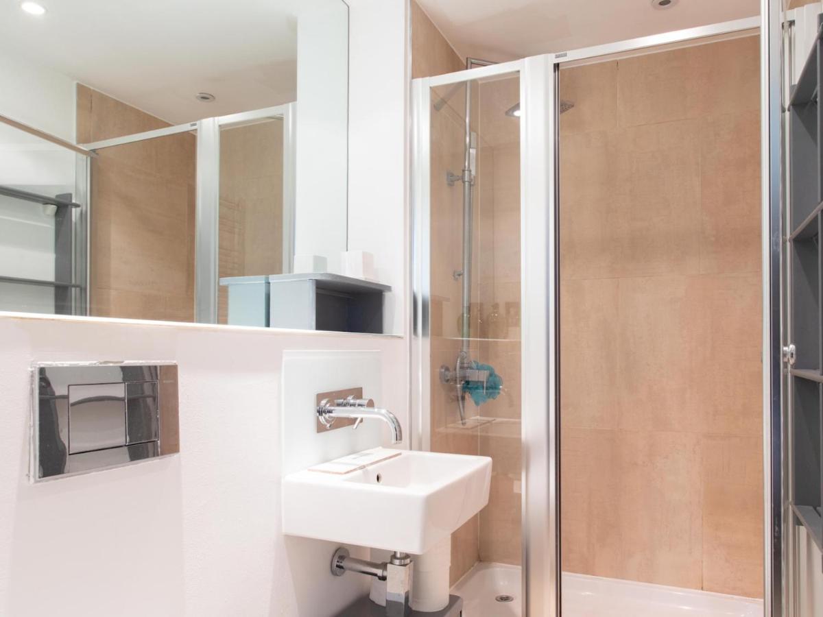 Spacious 2-bedroom Flat With Waterside Views Londres