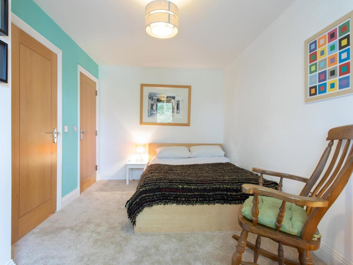 Spacious 2-bedroom Flat With Waterside Views Apartamento